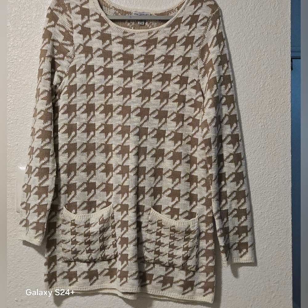 Nina Leonard Beige and White Knit Top